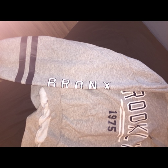 Cropped Sweatshirt - Picture 2 of 2